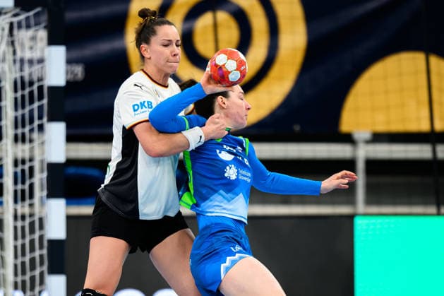 Handball, Frauen: EM-Qualifikation, Deutschland - Slowenien, 2. Runde, Gruppe 3, v. li. im Zweikampf Emily Vogel (Deutschland) und Ema Hrvatin (Slowenien) Heidelberg SNP Dome Baden-Württemberg Deutschland