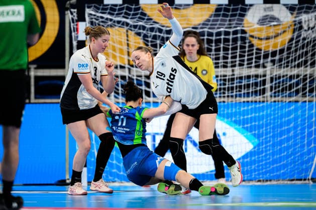 Handball, Frauen: EM-Qualifikation, Deutschland - Slowenien, 2. Runde, Gruppe 3, v.li. Nina Engel (Deutschland), Ema Hrvatin (Slowenien), Nieke Kühne Kuehne (Deutschland) Heidelberg SNP Dome Baden-Württemberg Deutschland