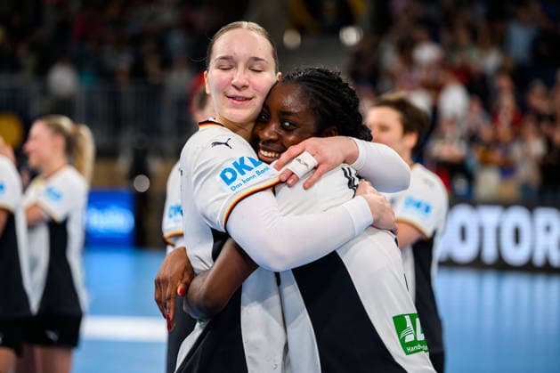 Handball, Frauen: EM-Qualifikation, Deutschland - Slowenien, 2. Runde, Gruppe 3, Nieke Kühne Kuehne (Deutschland), Farrelle Njinkeu (Deutschland) Heidelberg SNP Dome Baden-Württemberg Deutschland