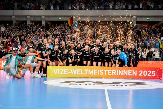 Handball, Frauen: EM-Qualifikation, Deutschland - Slowenien, 2. Runde, Gruppe 3, Ehrung der Vize-Weltmeisterinnen zusammen mit Mallorca-Star Lorenz Büffel, Gruppenfoto, Teamfoto, Schlussjubel Schlußjubel Emotion Freude Heidelberg SNP Dome Baden-Württemberg Deutschland
