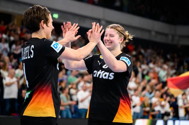 Handball, Frauen: EM-Qualifikation, Deutschland - Slowenien, 2. Runde, Gruppe 3, v.li. Alina Grijseels (Deutschland), Nina Engel (Deutschland) Heidelberg SNP Dome Baden-Württemberg Deutschland