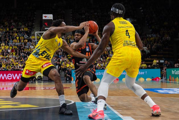 GER, Basketball, easy Credit- BBL, EWE Baskets Oldenburg vs Rasta Vechta 08.03.2026, EWE Arena, Oldenburg, GER, easy Credit-BBL, EWE Baskets Oldenburg vs Rasta Vechta, im Bild Lloyd PANDI ( Rasta Vechta 41 ) Dakarai TUCKER ( EWE Baskets Oldenburg 7 ) Brain FOBBS ( EWE Baskets Oldenburg 4 )