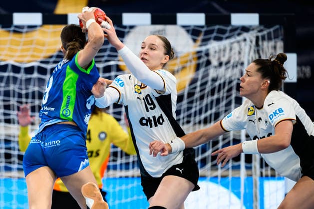Handball, Frauen: EM-Qualifikation, Deutschland - Slowenien, 2. Runde, Gruppe 3, v. li. im Zweikampf Ana Abina (Slowenien), Nieke Kühne Kuehne (Deutschland), Emily Vogel (Deutschland) Heidelberg SNP Dome Baden-Württemberg Deutschland