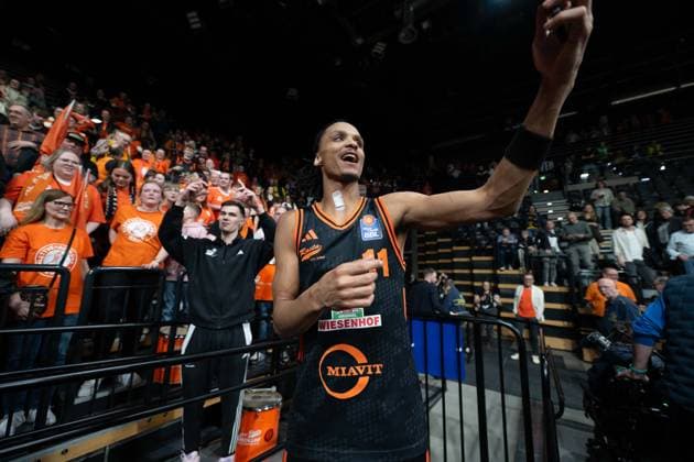 GER, Basketball, easy Credit- BBL, EWE Baskets Oldenburg vs Rasta Vechta 08.03.2026, EWE Arena, Oldenburg, GER, easy Credit-BBL, EWE Baskets Oldenburg vs Rasta Vechta, im Bild vor dem Sieger-Fan-Block aus Vechta Alonzo VERGE JR. ( Rasta Vechta 11 )