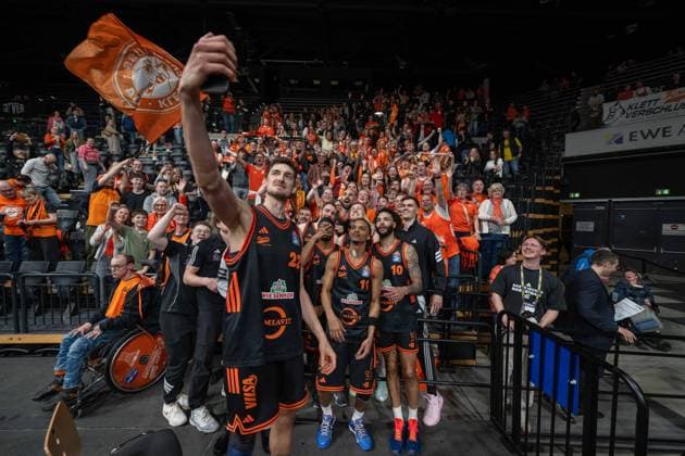 GER, Basketball, easy Credit- BBL, EWE Baskets Oldenburg vs Rasta Vechta 08.03.2026, EWE Arena, Oldenburg, GER, easy Credit-BBL, EWE Baskets Oldenburg vs Rasta Vechta, im Bild Das Selfie vor dem FAN-Block Tibor PLEIß PLEISS ( Rasta Vechta 22 )