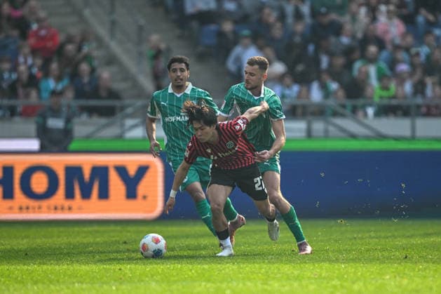 2. Bundesliga - Hannover 96 - SpVgg Greuther Fürth am 08.03.2026 in der HDI Arena in Hannover Hayate Matsuda (Hannover) im Zweikampf gegen Dennis Srbeny (Fuerth)