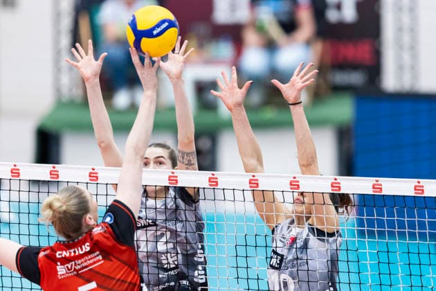 1. Volleyball Bundesliga Frauen: Schwarz-Weiss Erfurt vs. Dresdner SC; Erfurt; 08.03.2026 Rosa Entius ( 5; Dresdner SC) gegen Elizabeth Sandbothe ( 2; Schwarz-Weiss Erfurt) (links) und Kinga Szücs ( 10; Schwarz-Weiss Erfurt) (rechts) 1. Volleyball Bundesliga Frauen: Schwarz-Weiss Erfurt vs. Dresdner SC; Riethsporthalle Erfurt; 08.03.2026 Copyright: xBEAUTIFULxSPORTS Duehringx