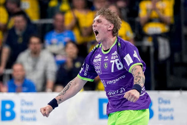 Torschütze Edwin Aspenbäck (RNL, 78), Spieler der Rhein-Neckar-Löwen, jubelt über ein Tor, Jubel, jubeln, Torjubel, Torerfolg, celebrate the goal, goal, celebration, jubelt ueber das Tor, Freuen, Freude, freut sich, optimistisch, positiv, Spielszene, Highlight, Einzelbild, Einzelfoto, Aktion, Action, im lila Sondertrikot zum Weltfrauentag 2026, 08.03.2026, Mannheim (Deutschland), Handball, Bundesliga, Rhein-Neckar Löwen - Bergischer HC