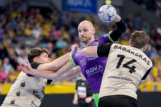 v.li.: Sören Steinhaus (BHC, 53), Lukas Sandell (RNL, 11), Gerdas Babarskas (BHC, 14), Zweikampf, Spielszene, Duell, duel, tackle, tackling, Dynamik, Action, Aktion, im lila Sondertrikot zum Weltfrauentag 2026, 08.03.2026, Mannheim (Deutschland), Handball, Bundesliga, Rhein-Neckar Löwen - Bergischer HC