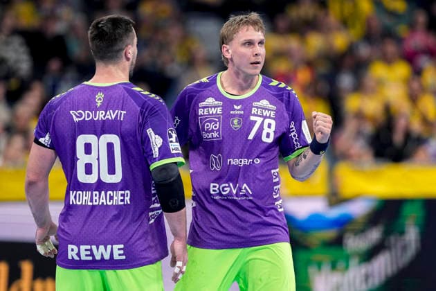 v.li.: Jannik Kohlbacher (RNL, 80), Torschütze Edwin Aspenbäck (RNL, 78), Spieler der Rhein-Neckar-Löwen, jubeln über ein Tor, Jubel, Torjubel, Torerfolg, celebrate the goal, goal, celebration, jubelt ueber das Tor, Freuen, Freude, freut sich, optimistisch, positiv, Spielszene, Highlight, Action, Aktion, im lila Sondertrikot zum Weltfrauentag 2026, 08.03.2026, Mannheim (Deutschland), Handball, Bundesliga, Rhein-Neckar Löwen - Bergischer HC