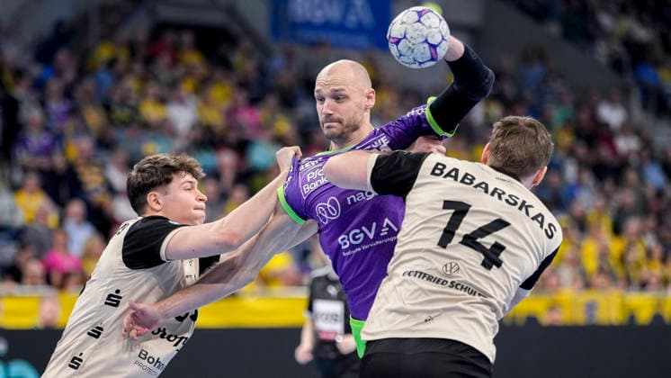 v.li.: Sören Steinhaus (BHC, 53), Lukas Sandell (RNL, 11), Gerdas Babarskas (BHC, 14), Zweikampf, Spielszene, Duell, duel, tackle, tackling, Dynamik, Action, Aktion, im lila Sondertrikot zum Weltfrauentag 2026, 08.03.2026, Mannheim (Deutschland), Handball, Bundesliga, Rhein-Neckar Löwen - Bergischer HC