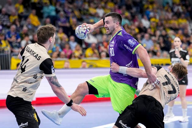 v.li.: Gerdas Babarskas (BHC, 14), Jannik Kohlbacher (RNL, 80), Johannes Wasielewski (BHC, 77), Zweikampf, Spielszene, Duell, duel, tackle, tackling, Dynamik, Action, Aktion, 08.03.2026, Mannheim (Deutschland), Handball, Bundesliga, Rhein-Neckar Löwen - Bergischer HC