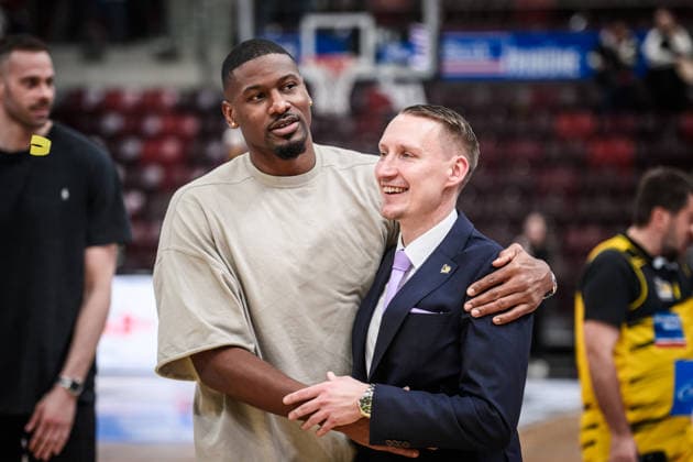 Yorman Polas Bartolo (MHP RIESEN Ludwigsburg, 13) mit Mikko Riipinen (MHP RIESEN Ludwigsburg, Head-Coach) GER, MHP Riesen Ludwigsburg - Veolia Towers Hamburg, Basketball Bundesliga, easycredit BBL, 23. Spieltag, Spielzeit 2025 2026, 08.03.2026 GER, MHP Riesen Ludwigsburg - Veolia Towers Hamburg, Basketball Bundesliga, easycredit BBL, 23. Spieltag, Spielzeit 2025 2026, 08.03.2026 Ludwigsburg Copyright: xSandyxDinkelackerx EP_SDR