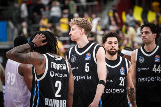 Leonard Thorpe Jr (Veolia Towers Hamburg, 02), Zsombor Maronka (Veolia Towers Hamburg, 05), Devon Daniels IV (Veolia Towers Hamburg, 21), Benedikt Turudic (Veolia Towers Hamburg, 44) - sichtlich enttaeuscht nach Niederlage in Ludwigsburg GER, MHP Riesen Ludwigsburg - Veolia Towers Hamburg, Basketball Bundesliga, easycredit BBL, 23. Spieltag, Spielzeit 2025 2026, 08.03.2026 GER, MHP Riesen Ludwigsburg - Veolia Towers Hamburg, Basketball Bundesliga, easycredit BBL, 23. Spieltag, Spielzeit 2025 2026, 08.03.2026 Ludwigsburg Copyright: xSandyxDinkelackerx EP_SDR