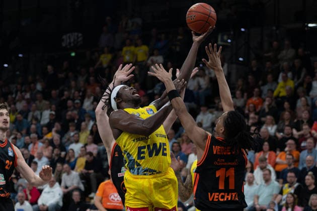 GER, Basketball, easy Credit- BBL, EWE Baskets Oldenburg vs Rasta Vechta 08.03.2026, EWE Arena, Oldenburg, GER, easy Credit-BBL, EWE Baskets Oldenburg vs Rasta Vechta, im Bild Brain FOBBS ( EWE Baskets Oldenburg 4 ) Alonzo VERGE JR. ( Rasta Vechta 11 )
