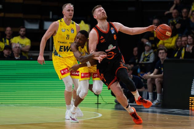 GER, Basketball, easy Credit- BBL, EWE Baskets Oldenburg vs Rasta Vechta 08.03.2026, EWE Arena, Oldenburg, GER, easy Credit-BBL, EWE Baskets Oldenburg vs Rasta Vechta, im Bild Luc VAN SLOOTEN ( Rasta Vechta 6 ) Kyle LOFTON ( EWE Baskets Oldenburg 0 ) Seth HINRICHS ( EWE Baskets Oldenburg 21 )