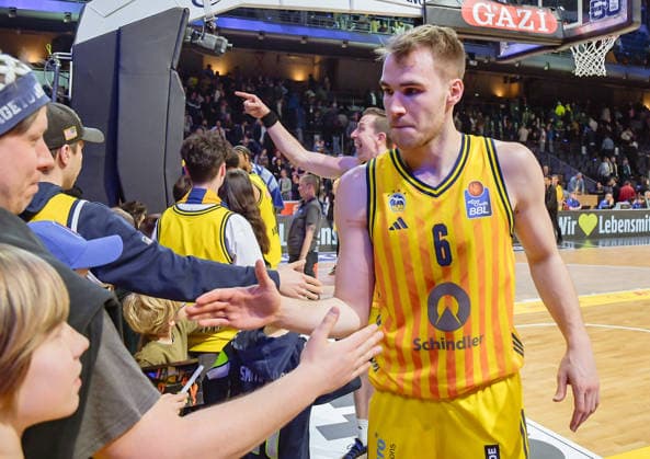 08.03.2026, xlakx, Basketball easyCredit BBL Bundesliga, Alba Berlin - Fitness First Würzburg Baskets v.l. Malte Delow (Alba Berlin) klatscht nach dem Siel mit dem Fans ab Berlin