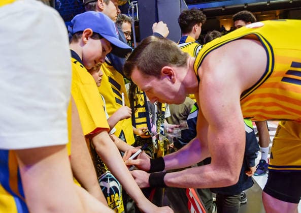 08.03.2026, xlakx, Basketball easyCredit BBL Bundesliga, Alba Berlin - Fitness First Würzburg Baskets v.l. Justin Bean (Alba Berlin) schreibt Autogramme Berlin