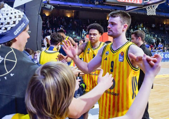 08.03.2026, xlakx, Basketball easyCredit BBL Bundesliga, Alba Berlin - Fitness First Würzburg Baskets v.l. Jack Kayil (Alba Berlin), Jonas Mattisseck (Alba Berlin) klatschen nach dem Siel mit dem Fans ab Berlin