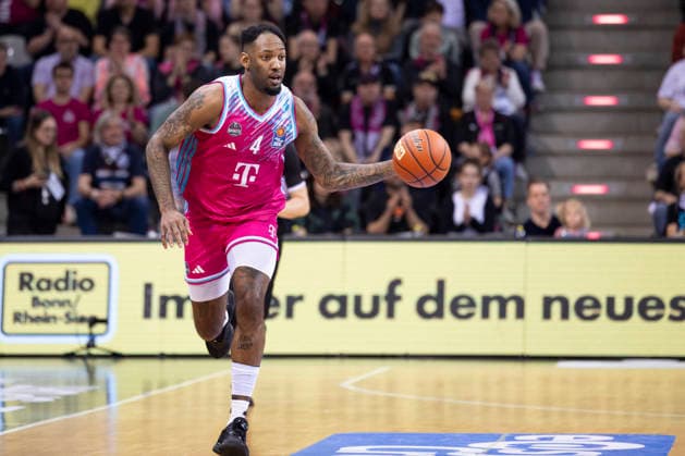 Jeff GARRETT JR. (BON 4, mi.) am Ball, Einzelbild, Einzelaktion. Endstand 88:72, Basketball 1.Bundesliga Telekom Baskets Bonn-SYNTAINICS MBC BON vs MBC Hauptrunde 23. Spieltag, im T E L E K O M D O M E, am 08.03.2026, Â