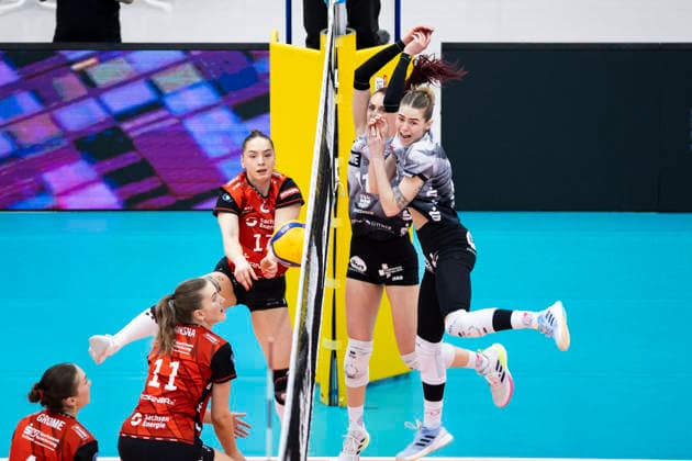 1. Volleyball Bundesliga Frauen: Schwarz-Weiss Erfurt vs. Dresdner SC; Erfurt; 08.03.2026 Isabel KovaÄiÄ‡ ( 11; Schwarz-Weiss Erfurt) (Bildmitte) und Elizabeth Sandbothe ( 2; Schwarz-Weiss Erfurt) (rechts) gegen Lorena Lorber Fijok ( 17; Dresdner SC) (Bildmitte links) und Amanda Siksna ( 11; Dresdner SC) 1. Volleyball Bundesliga Frauen: Schwarz-Weiss Erfurt vs. Dresdner SC; Riethsporthalle Erfurt; 08.03.2026 Copyright: xBEAUTIFULxSPORTS Duehringx