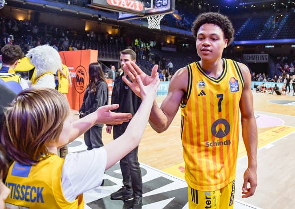 08.03.2026, xlakx, Basketball easyCredit BBL Bundesliga, Alba Berlin - Fitness First Würzburg Baskets v.l. Jack Kayil (Alba Berlin) klatscht nach dem Siel mit dem Fans ab Berlin