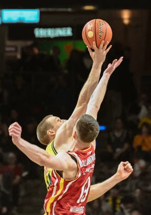 08.03.2026, xlakx, Basketball easyCredit BBL Bundesliga, Alba Berlin - Fitness First Würzburg Baskets v.l. Martynas Echodas (Alba Berlin), Christian Skladanowski (Würzburg Baskets) Anwurf zum Spiel Berlin