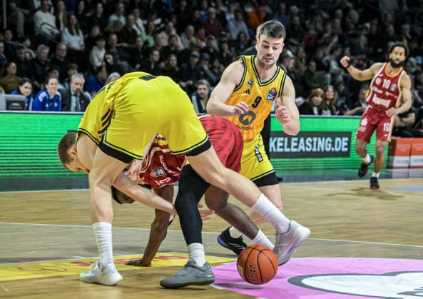 08.03.2026, xlakx, Basketball easyCredit BBL Bundesliga, Alba Berlin - Fitness First Würzburg Baskets v.l. Martynas Echodas (Alba Berlin), Marcus Carr (Würzburg Baskets), Jonas Mattisseck (Alba Berlin) Zweikampf, Duell, Kampf, tackle Berlin