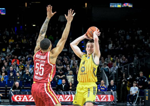 08.03.2026, xlakx, Basketball easyCredit BBL Bundesliga, Alba Berlin - Fitness First Würzburg Baskets v.l. David Muenkat (Würzburg Baskets), Moses Wood (Alba Berlin) Zweikampf, Duell, Kampf, tackle Berlin