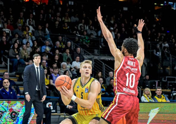 08.03.2026, xlakx, Basketball easyCredit BBL Bundesliga, Alba Berlin - Fitness First Würzburg Baskets v.l. Sam Griesel (Alba Berlin), Davion Mintz (Würzburg Baskets) setzt zum Korbwurf an Berlin