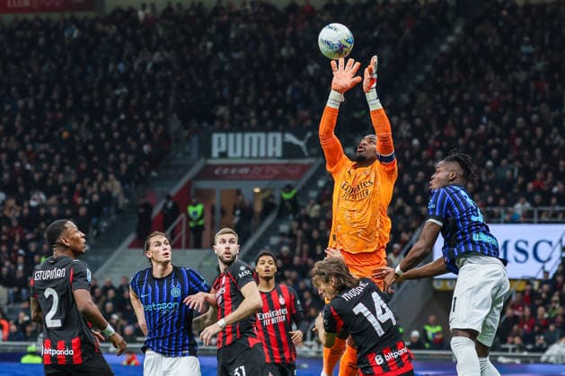 Mike Maignan of AC Milan seen in action during Serie A 2025 26 football match between AC Milan and FC Internazionale at San Siro Stadium in Milan  Copyright: xFabrizioxCarabelli IPAxSportx xipa-agency.netx xx IPA_72588652 IPA_Agency_IPA72588652
