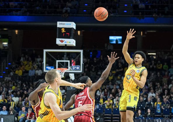 08.03.2026, xlakx, Basketball easyCredit BBL Bundesliga, Alba Berlin - Fitness First Würzburg Baskets v.l. Martynas Echodas (Alba Berlin), Marcus Carr (Würzburg Baskets), Jack Kayil (Alba Berlin) Berlin
