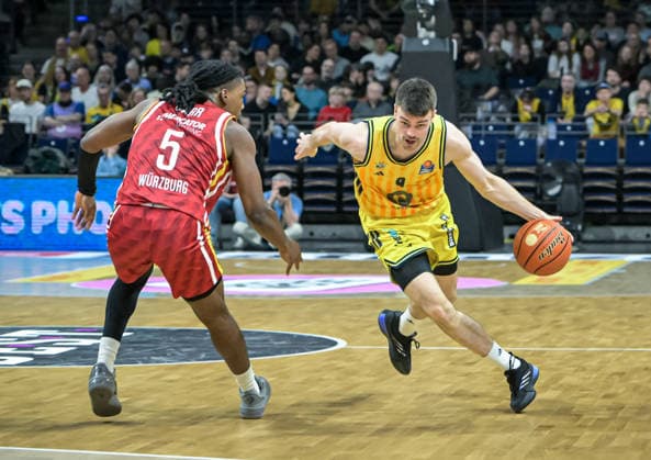 08.03.2026, xlakx, Basketball easyCredit BBL Bundesliga, Alba Berlin - Fitness First Würzburg Baskets v.l. Marcus Carr (Würzburg Baskets), Jonas Mattisseck (Alba Berlin) Zweikampf, Duell, Kampf, tackle Berlin