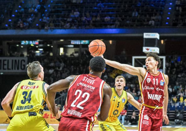 08.03.2026, xlakx, Basketball easyCredit BBL Bundesliga, Alba Berlin - Fitness First Würzburg Baskets v.l. Justin Bean (Alba Berlin), Johnathan Stove (Würzburg Baskets), Sam Griesel (Alba Berlin), Brae Ivey (Würzburg Baskets) Zweikampf, Duell, Kampf, tackle Berlin