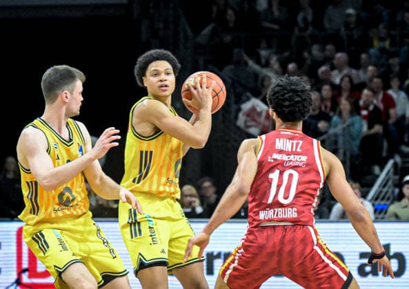 08.03.2026, xlakx, Basketball easyCredit BBL Bundesliga, Alba Berlin - Fitness First Würzburg Baskets v.l. Jonas Mattisseck (Alba Berlin), Jack Kayil (Alba Berlin), Davion Mintz (Würzburg Baskets) Zweikampf, Duell, Kampf, tackle Berlin