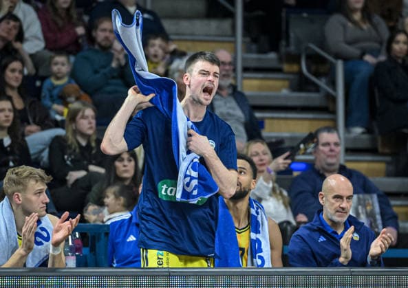 08.03.2026, xlakx, Basketball easyCredit BBL Bundesliga, Alba Berlin - Fitness First Würzburg Baskets v.l. Sam Griesel (Alba Berlin), Jonas Mattisseck (Alba Berlin) gibt Anweisungen, gestikuliert mit den Armen, gesticulate, gives instructions Berlin