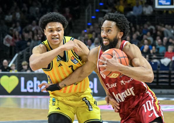 08.03.2026, xlakx, Basketball easyCredit BBL Bundesliga, Alba Berlin - Fitness First Würzburg Baskets v.l. Jack Kayil (Alba Berlin), Davion Mintz (Würzburg Baskets) Zweikampf, Duell, Kampf, tackle Berlin