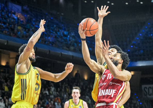 08.03.2026, xlakx, Basketball easyCredit BBL Bundesliga, Alba Berlin - Fitness First Würzburg Baskets v.l. Norris Agbakoko (Alba Berlin), Jack Kayil (Alba Berlin), Davion Mintz (Würzburg Baskets) setzt zum Korbwurf an Berlin