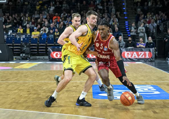 08.03.2026, xlakx, Basketball easyCredit BBL Bundesliga, Alba Berlin - Fitness First Würzburg Baskets v.l. Malte Delow (Alba Berlin), Jonas Mattisseck (Alba Berlin), Marcus Carr (Würzburg Baskets) Zweikampf, Duell, Kampf, tackle Berlin