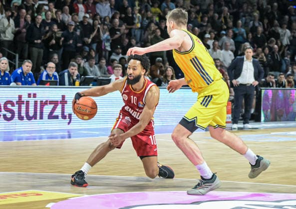 08.03.2026, xlakx, Basketball easyCredit BBL Bundesliga, Alba Berlin - Fitness First Würzburg Baskets v.l. Davion Mintz (Würzburg Baskets), Malte Delow (Alba Berlin) Zweikampf, Duell, Kampf, tackle Berlin