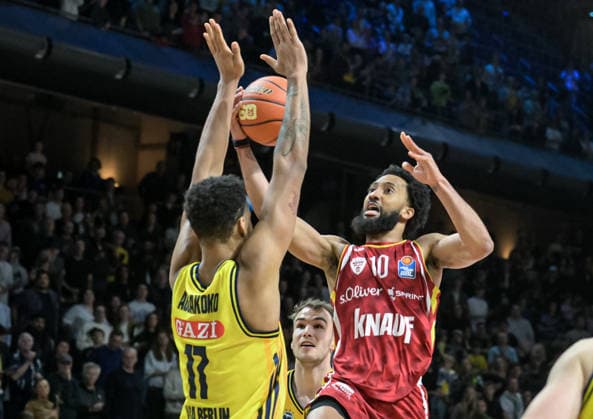 08.03.2026, xlakx, Basketball easyCredit BBL Bundesliga, Alba Berlin - Fitness First Würzburg Baskets v.l. Norris Agbakoko (Alba Berlin), Malte Delow (Alba Berlin), Davion Mintz (Würzburg Baskets) setzt zum Korbwurf an Berlin