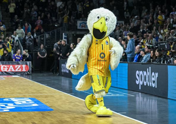 08.03.2026, xlakx, Basketball easyCredit BBL Bundesliga, Alba Berlin - Fitness First Würzburg Baskets v.l. Maskottchen Albatros von Alba Berlin Berlin