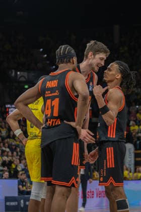 GER, Basketball, easy Credit- BBL, EWE Baskets Oldenburg vs Rasta Vechta 08.03.2026, EWE Arena, Oldenburg, GER, easy Credit-BBL, EWE Baskets Oldenburg vs Rasta Vechta, im Bild kurze Pause Lloyd PANDI ( Rasta Vechta 41 ) Tibor PLEIß PLEISS ( Rasta Vechta 22 ) Alonzo VERGE JR. ( Rasta Vechta 11 )
