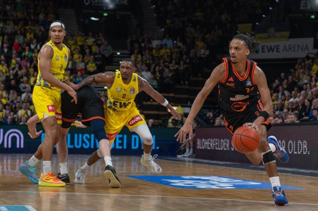 GER, Basketball, easy Credit- BBL, EWE Baskets Oldenburg vs Rasta Vechta 08.03.2026, EWE Arena, Oldenburg, GER, easy Credit-BBL, EWE Baskets Oldenburg vs Rasta Vechta, im Bild Alonzo VERGE JR. ( Rasta Vechta 11 ) Nicholas TISCHLER ( EWE Baskets Oldenburg 11 ) Kyle LOFTON ( EWE Baskets Oldenburg 0 )