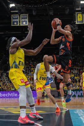GER, Basketball, easy Credit- BBL, EWE Baskets Oldenburg vs Rasta Vechta 08.03.2026, EWE Arena, Oldenburg, GER, easy Credit-BBL, EWE Baskets Oldenburg vs Rasta Vechta, im Bild Alonzo VERGE JR. ( Rasta Vechta 11 ) Brain FOBBS ( EWE Baskets Oldenburg 4 ) Tomislav ZUBCIC ( EWE Baskets Oldenburg 33 )