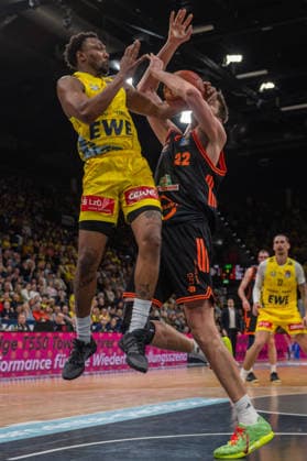 GER, Basketball, easy Credit- BBL, EWE Baskets Oldenburg vs Rasta Vechta 08.03.2026, EWE Arena, Oldenburg, GER, easy Credit-BBL, EWE Baskets Oldenburg vs Rasta Vechta, im Bild Dakarai TUCKER ( EWE Baskets Oldenburg 7 ) Tibor PLEIß PLEISS ( Rasta Vechta 22 )