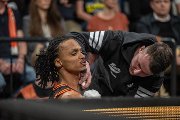 GER, Basketball, easy Credit- BBL, EWE Baskets Oldenburg vs Rasta Vechta 08.03.2026, EWE Arena, Oldenburg, GER, easy Credit-BBL, EWE Baskets Oldenburg vs Rasta Vechta, im Bild wurde zwischendurch behandelt am Hals Alonzo VERGE JR. ( Rasta Vechta 11 )