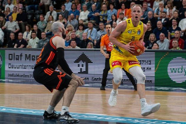 GER, Basketball, easy Credit- BBL, EWE Baskets Oldenburg vs Rasta Vechta 08.03.2026, EWE Arena, Oldenburg, GER, easy Credit-BBL, EWE Baskets Oldenburg vs Rasta Vechta, im Bild Seth HINRICHS ( EWE Baskets Oldenburg 21 ) Tommy KUHSE ( Rasta Vechta 12 )