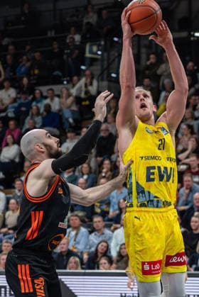 GER, Basketball, easy Credit- BBL, EWE Baskets Oldenburg vs Rasta Vechta 08.03.2026, EWE Arena, Oldenburg, GER, easy Credit-BBL, EWE Baskets Oldenburg vs Rasta Vechta, im Bild Seth HINRICHS ( EWE Baskets Oldenburg 21 ) Tommy KUHSE ( Rasta Vechta 12 )