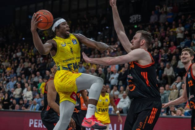 GER, Basketball, easy Credit- BBL, EWE Baskets Oldenburg vs Rasta Vechta 08.03.2026, EWE Arena, Oldenburg, GER, easy Credit-BBL, EWE Baskets Oldenburg vs Rasta Vechta, im Bild Brain FOBBS ( EWE Baskets Oldenburg 4 ) Philipp KERKENHOFF ( Rasta Vechta 14 )